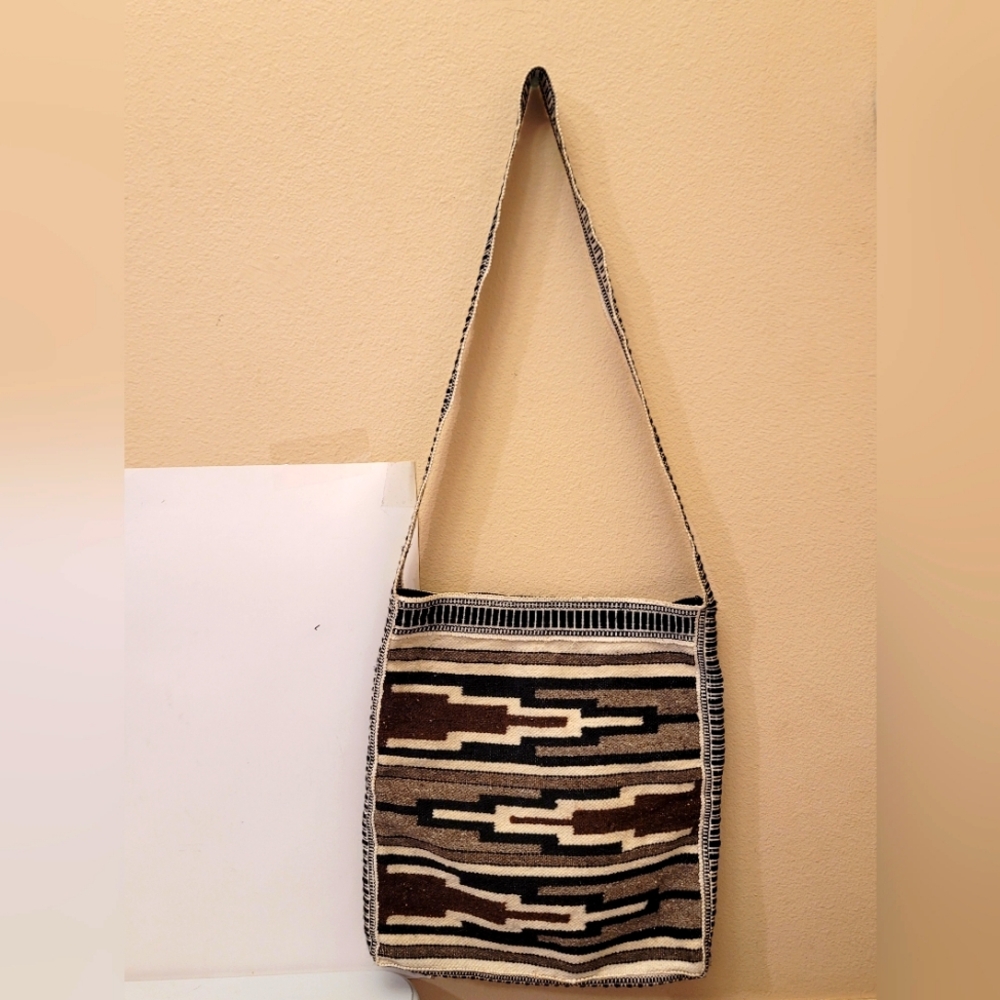 Bohemian crossbody bag by David Hyatt. VGUC. Strap 21". Bag 15x13x2